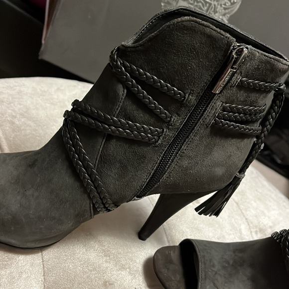 Vince Camuto dark gray leather booties with zipper, size 7.5 - Picture 4 of 8